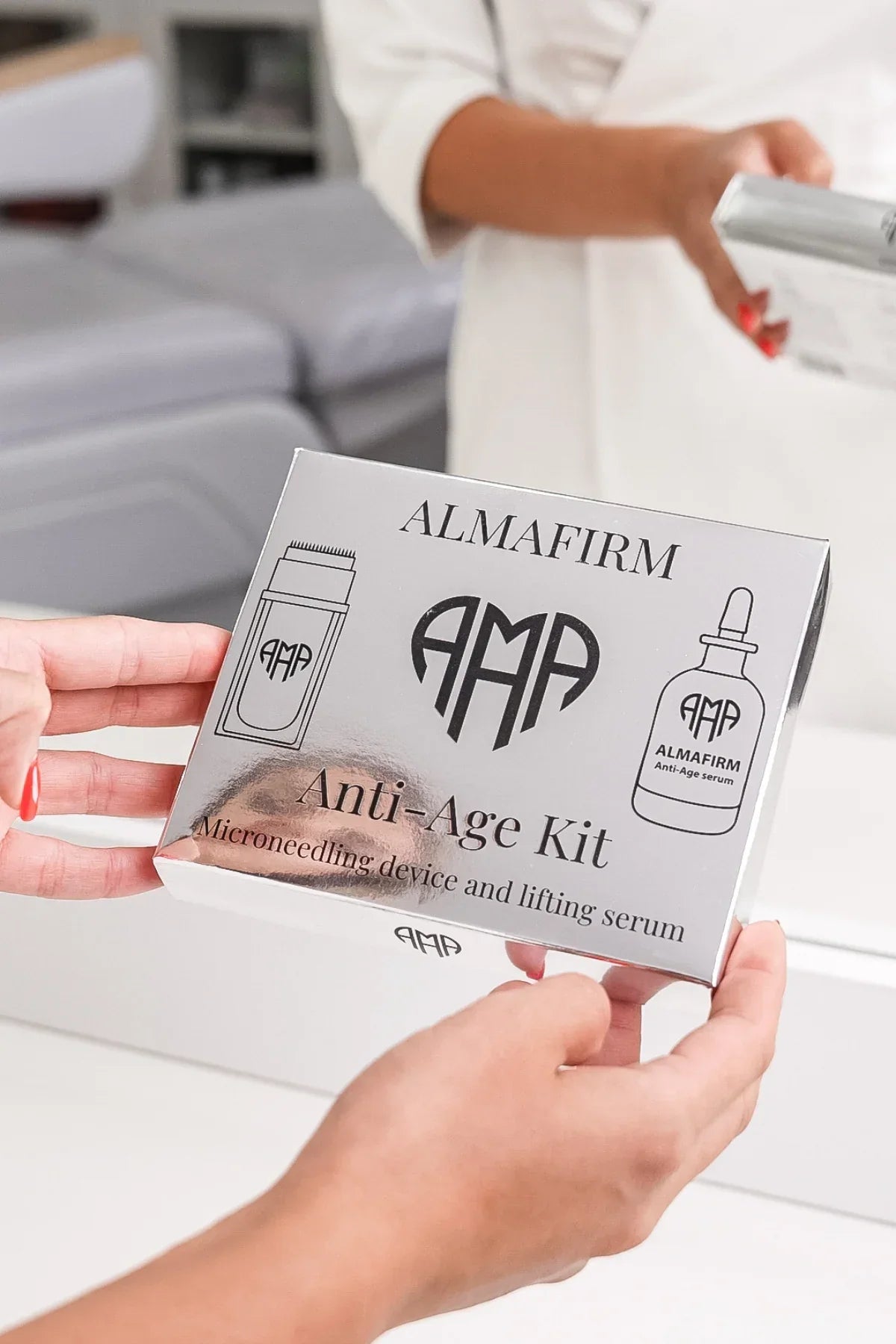 Terapia anti-età con microneedling (1 siero da 10 ml + applicatore)